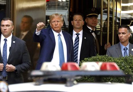 Entinen Yhdysvaltain presidentti Donald Trump lähti Trump Towerista henkivartijoidensa saattelemana New Yorkissa huhtikuun 13. päivä. 
