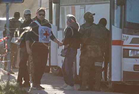 Evakuoituja siviilejä tuotiin bussilla Mariupolista Bezimennen kylään Donetskin alueelle Ukrainassa 7. toukokuuta.