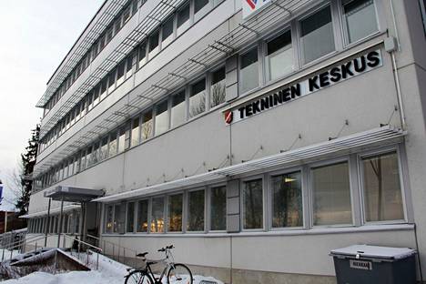 Teollisuustie 12:ssa toimivat entuudestaan Valkeakosken kaupungin tekninen keskus ja Valkeakosken Energia. Kuva on otettu 18. tammikuuta tänä vuonna. Talo on entinen Valmetin toimisto- ja hallirakennus.