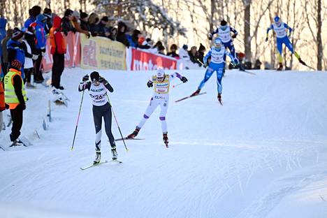 Vuokatti Ski Team Kainuun Eveliina Piippo jahtasi Kontiolahden Urheilijoiden kakkosjoukkueessa hiihtänyttä Kaisa Mäkäräistä pariviestin naisten finaalissa.
