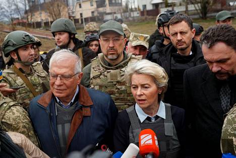 EU:n ulkosuhteita johtava Josep Borrell kuvattiin EU-komission puheenjohtaja Ursula von der Leynin kanssa Butšassa, missä he vierailivat viime perjantaina 8. huhtikuuta.