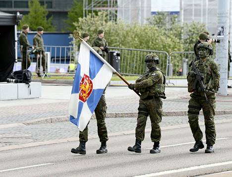 Puolustusvoimain lippujuhlan päivän paraatin ohimarss
ia katsomaan Helsingissä kerääntyi jopa 50 000 ihmistä.