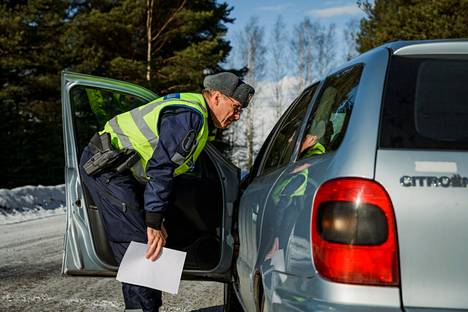 Ylikonstaapeli Timo Auressalmi puhuttaa autoilijaa liikenteen tehovalvonnassa Harjavallassa.