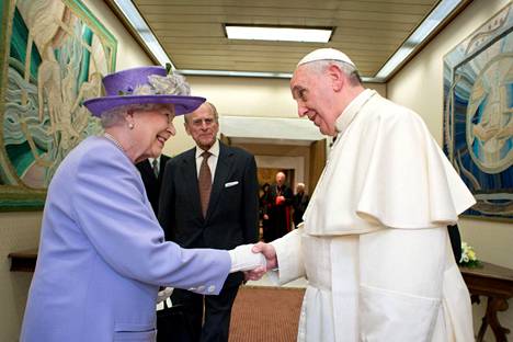 Kuningatar Elisabet tapasi paavi Franciscuksen Vatikaanissa 3. huhtikuuta 2014. Kuningatar tapasi ennätyspitkän hallitsijauransa aikana valtaisan määrän poliitikkoja, vaikuttajia ja julkkiksia.