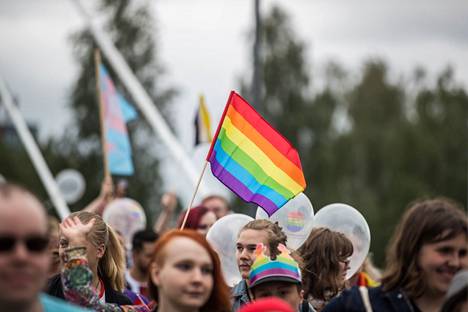 Ensi kuussa koskilaiset pääsevät juhlimaan omaa pride-tapahtumaa, jonka tarkoituksena on muistuttaa yhtäläisten ihmisoikeuksien toteutumisesta seksuaalisuudesta tai sukupuolesta riippumatta. Kuva on kesän 2019 Pride-kulkueesta Tampereen keskustasta.
