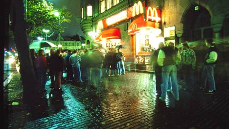 McDonald’s-hampurilaisravintola toimi Commercen talossa Keskustorin kulmassa vuosina 1984–2015. Nuoriso vietti iltaa ravintolan edustalla vuonna 1994. 