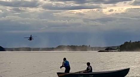 Yhdysvaltalaiset Black Hawk -helikopterit lensivät matalalla Näsijärven yllä, jossa ainakin toinen niistä laskeutui pienelle kallioluodolle.
