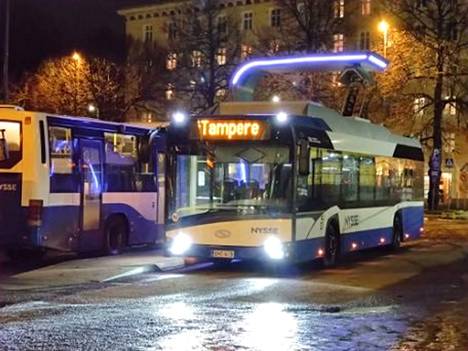 Tampereen sähköbussikokeilu linjalla 2 päättyi keskiviikkona. Sähköbussin Pyynikintorilla sijaitseva latauspiste jää paikoilleen, vaikka käyttöä ei ainakaan toistaiseksi ole. 