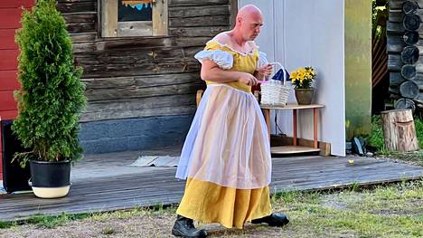 Tolppa (Paavo Pohja) tekee kaikkensa perheensä eteen, mutta miksi hän on mekko päällä. Se selviää Kuoreveden kesäteatterin Katsotaan kalenterista -näytelmässä.