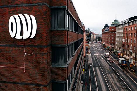 Olvin logo Helsingin Hämeentien rakennuksessa joulukuussa 2020.