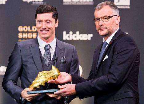 Robert Lewandowski otti vastaan Kultainen kenkä -palkinnon Kicker-lehden päätoimittajalta Jörg Jakobilta.