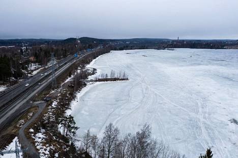 Näkymä Tampereen Pölkkylänpuiston kohdalta Hiedanrantaan päin. Rosenlewin silta ylittää Paasikiventien kuvan vasemman alakulman tienoilta. Raitiotie jatkuu siitä suoraan etualalle rakennettavan Pölkkylänsillan kautta Näsisaareen. Kuva maaliskuulta 2021.