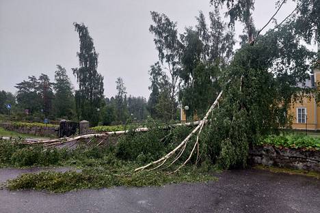 Myrsky kaatoi puita muun muassa Kankaanpään kirkon läheisyydessä. 