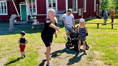 Niina Jokinen heittää hevosenkenkää. Muu perhe seuraa enemmän tai vähemmän vasemmalla Mike Annala, isä Jose Annala ja Minka sekä Mino.