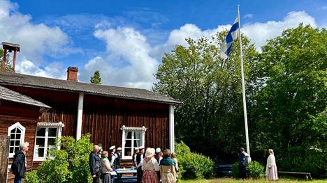 Juupajoki-päivä aloitetaan aina perinteisellä lipunnostolla. Niin myös nyt sunnuntaina 17. heinäkuuta.