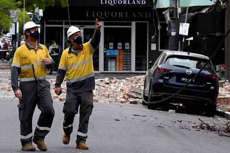 Pelastushenkilöt tarkastavat maanjäristyksessä vaurioitunutta rakennusta Melbournessa keskiviikkona 22. syyskuuta.