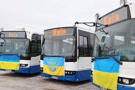 Nämä kolme bussia lahjoitettiin Kiovaan. Ne lastattiin avustustarvikkeilla Tampereen Nekalassa.
