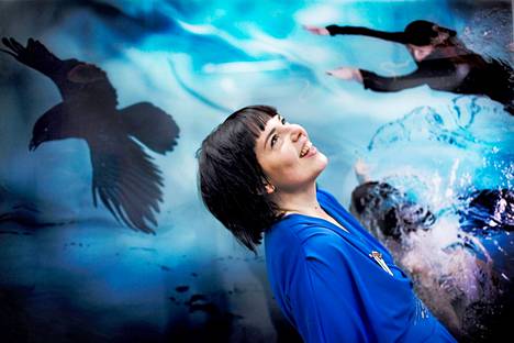 Valokuvataiteilija Susanna Majuri muistetaan hyvin myös Pirkanmaalla. Arkistokuva edesmenneestä taiteilijasta on otettu Valokuvataiteen museon näyttelyn yhteydessä vuonna 2010. Taustalla näkyvä Raven kertoo kahdesta sisaresta, joita musta lintu johdattaa.