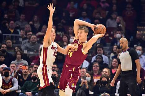 Lauri Markkanen onnistui pisteiden teossa jälleen keskiviikkoyön NBA-kierroksella. Kuva otettu ottelusta Cleveland Cavaliers vastaan Miami Heat 13. joulukuuta. 