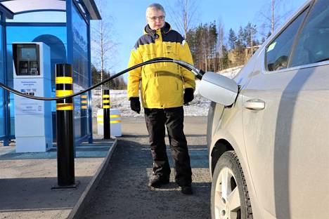 Jukka Roinila ajaa biokaasulla, jonka hintaetu bensiiniin on säilynyt nousevista energiakustannuksista huolimatta. Pirkanmaalle odotetaan uutta hintakilpailua, kun jätehuoltoyhtiö aloittaa tuottamansa biokaasun myynnin yksityisasiakkaille.