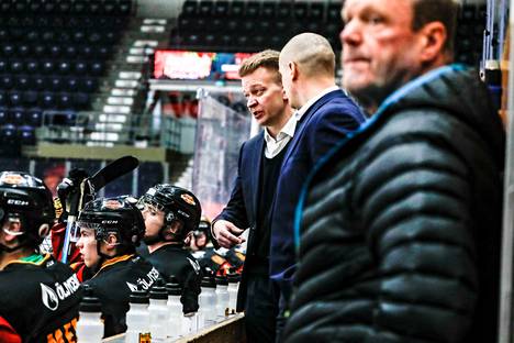 Kooveen valmentaja Miikka Kuusela sanoo, että joukkueen on harjoiteltava nyt fiksusti.