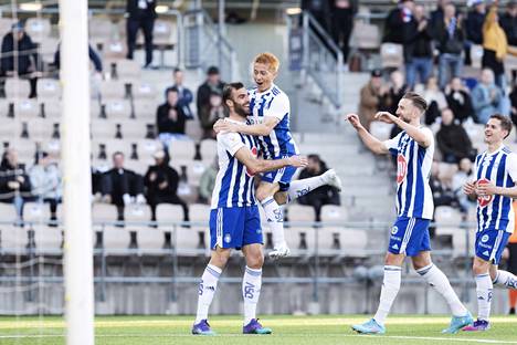 HJK:n Manuel Martic, Atom ja Fabian Serrarens juhlivat maalia FC Hakaa vastaan toukokuun ottelussa.