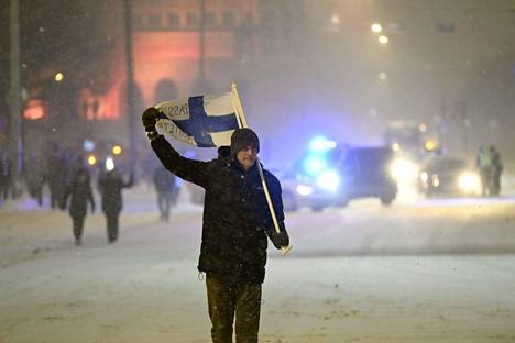 Convoy Finland -mielenosoittajat katkaisivat Helsingissä Mannerheimintien.