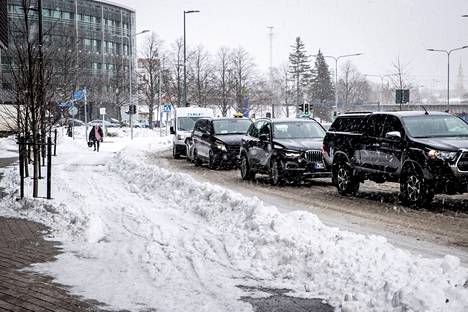 Tamperella on ollut vaikeuksia ajaa lumessa, sillä tie on todella muhkurainen.