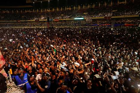 Yhteensä 11 ihmistä on rusentunut hengiltä konsertissa Kongon demokraattisen tasavallan pääkaupungissa Kinshasassa. Sisäministerin mukaan 80 000 -paikkaiselle Marttyyrien stadionille oli päästetty lauantai-iltana aivan liikaa väkeä.