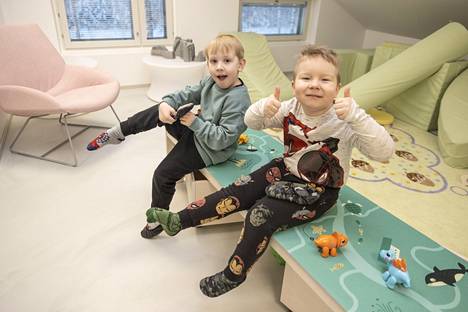 3-vuotias Niklas Heikkilä (vasemmalla) ja 4-vuotias Topi Suuniittu viihtyvät Pirkkalan Soljan lastentalon viistokattoisessa leikkihuoneessa. ”Hei oikeasti, tuo kotileikki on tosi paras”, Niklas Heikkilä sanoo.