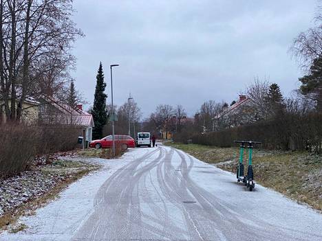 Ensilumi satoi Tampereen Härmälään keskiviikon ja torstain välisenä yönä. Kuva on otettu Perkiönkadulla torstaiaamuna 17. marraskuuta.