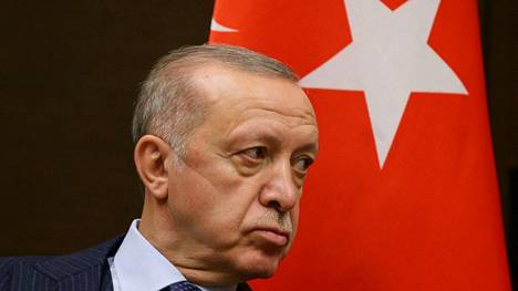 Turkin presidentti Recep Tayyip Erdogan sanoi perääntyvänsä uhkauksestaan karkottaa suurlähettiläät.