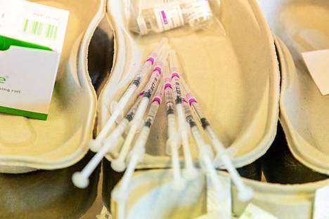 Koronarokottajat kiertävät taas kauppakeskuksissa antamassa koronarokotuksia. Arkistokuvassa AstraZenecan rokotteita.