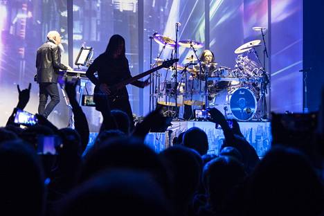 Dream Theaterin keikat ovat tunnettuja valo- ja äänitaiteen teoksina. Pitkät, teknisesti ja melodisesti taidokkaat biisit antavat paljon, mutta myös vaativat kuuntelijaa eläytymään.