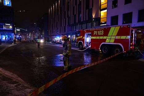 Scandic City -hotelli (kuvassa oikealla) odotti torstaina tietoa mahdollisesta evakuoinnista. Illan aikana varmistui, ettei evakuointeja tarvita. Hotelli sijaitsee palopaikan välittömässä läheisyydessä.