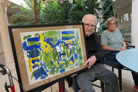 Rolf Karlsson muistelee ennen kulttuurikerhoa piirtäneensä tai maalanneensa viimeksi kouluikäisenä. Kuvan vesivärimaalaus on sinisen ja keltaisen värin tutkielma. Myös Maija Vilonen on osallistunut kulttuurikerhon toimintaan.