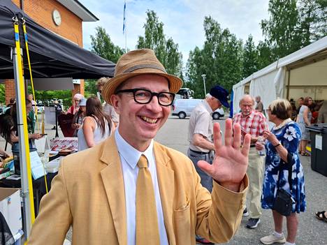 Koomikko, käsikirjoittaja ja juontaja Simo Frangén vieraili Sastamalan kirjapäivillä nyt ensimmäistä kertaa. Hän puhui avajaisissa siitä, osaavatko kirjat puhua. 