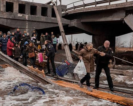 Kuvassa Irpinin kaupungin asukkaita evakuoitiin eilen 7. maaliskuuta.