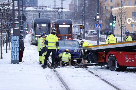 Linjan 1 ratikan liikenne pysähtyi Tampereella torstaiaamuna, kun henkilöauto jäi jumiin raiteille Tampereen Teiskontiellä.