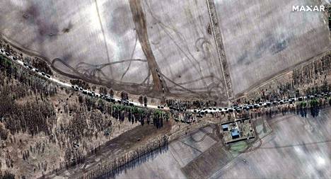 Maxarin välittämässä ja analysoimassa satelliittikuvassa näkyy Ukrainan pääkaupunkia Kiovaa kohti etenevä sotilassaattue. Satelliittikuva on otettu eilen maanantaina 28. helmikuuta. 