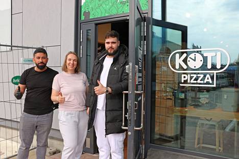 Kotipizzan yrittäjät Emre Cetin (oik.), Sevki Cetin sekä hänen vaimonsa Kateryna Spesyva toivottavat asiakkaat tervetulleeksi hymyssä suin. 