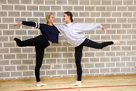 Helka-Maria Havinen ja Siiri Salmi ovat tanssineet balettia pienestä pitäen. Nyt he opettavat baletin ja jazz-tanssin alkeita aikuisille Mäntän Sykkeen Keskiviikkotansseissa.