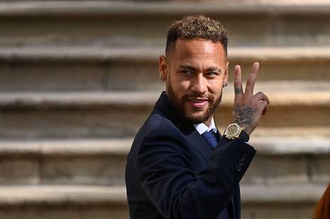 Neymar kuvattiin Barcelonassa oikeustalon edustalla 18. lokakuuta 2022.