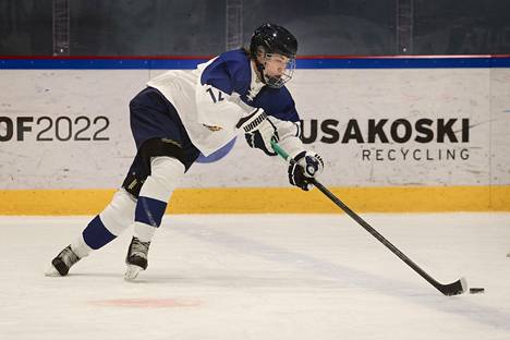 Ilveksen Jani Nyman valittiin alle 18-vuotiaiden poikien jääkiekon MM-kisajoukkueeseen. Kuva Euroopan nuorten olympiafestivaaleilta Kajaanista joulukuulta 2021.