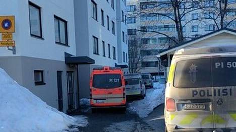 Tampereella tutkitaan epäiltyä murhan yritystä, joka tapahtui Hervannassa torstaina 17. maaliskuuta 2022. Valokuva on otettu teon jälkeen poliisin ja ensihoidon saavuttua paikalle.