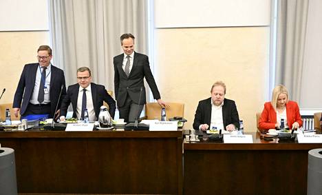 Kokoomuksen puheenjohtaja Petteri Orpo (toinen vasemmalta) valittiin hallitustunnustelijaksi perjantaina. Orvon vierelle saman pöydän ääreen asettuivat kokoomuksen Mikko Kortelainen ja Kai Mykkänen sekä perussuomalaisten Antti Valpas ja Riikka Purra.