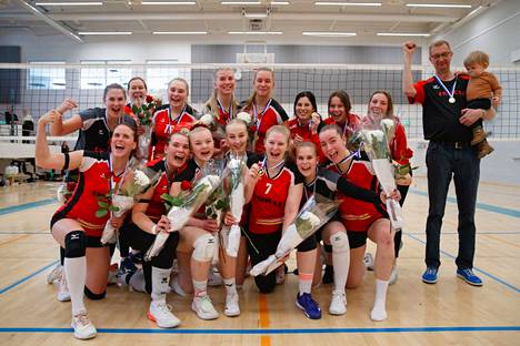 Iskun naisten edustuksen riemu repesi Kaukajärvellä sunnuntaina, joukkueen ensimmäinen ykkössarjan mestaruus on nyt totta.