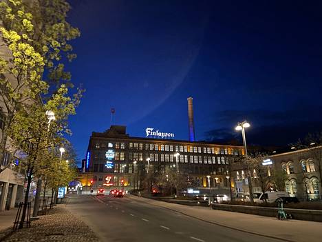 Moni Tampereen maamerkeistä on valaistu yhtä aikaa.