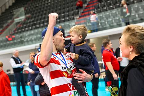 Urpo Sivula tuuletti cup-voittoa Uljas-poikansa kanssa.