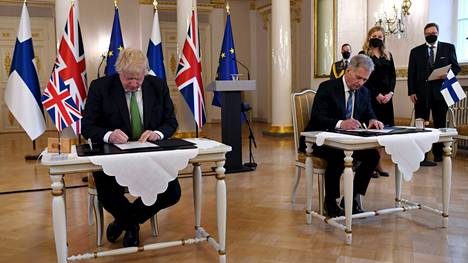 Britannian pääministeri Boris Johnson (vas.) ja tasavallan presidentti Sauli Niinistö allekirjoittivat Britannian ja Suomen välisen julkilausuman.